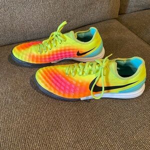 Indoor soccer shoes